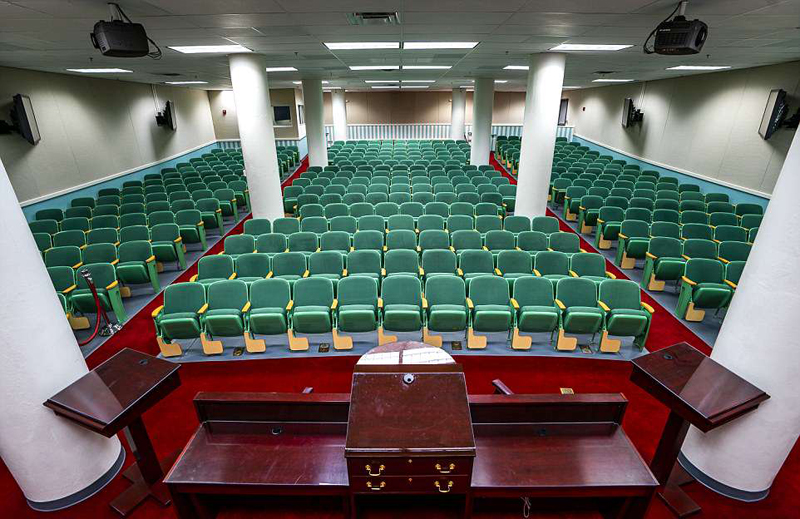 近日，一组尘封已久的旧照片揭开了美国在早期“世界末日”计划中，为躲避核战争所建造的秘密基地，引起众多网友关注。