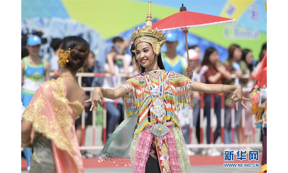 5月16日，来自泰国的演员在巡游活动中表演。 当日，亚洲文明巡游活动在北京奥林匹克公园庆典广场拉开帷幕。巡游活动设“中华风采”“亚洲风情”“神州风韵”“北京欢迎你”4大表演板块。据悉，亚洲文明巡游活动将从16日起持续至22日。 新华社记者 李贺 摄