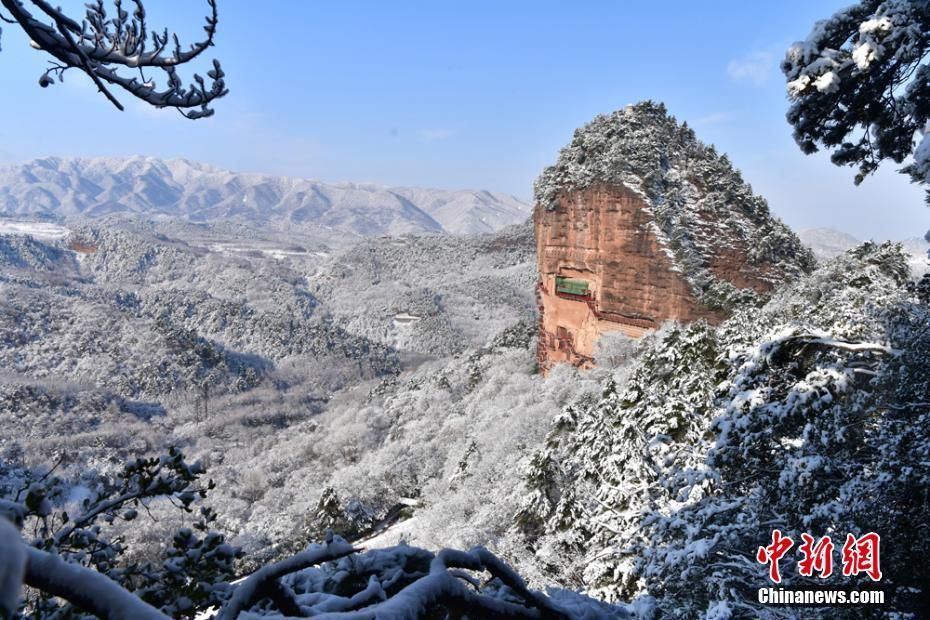 12月初，甘肃天水麦积山大景区银装素裹，孤峰突起的麦积山石窟在白雪的妆扮下，分外妖饶。陈治平 摄