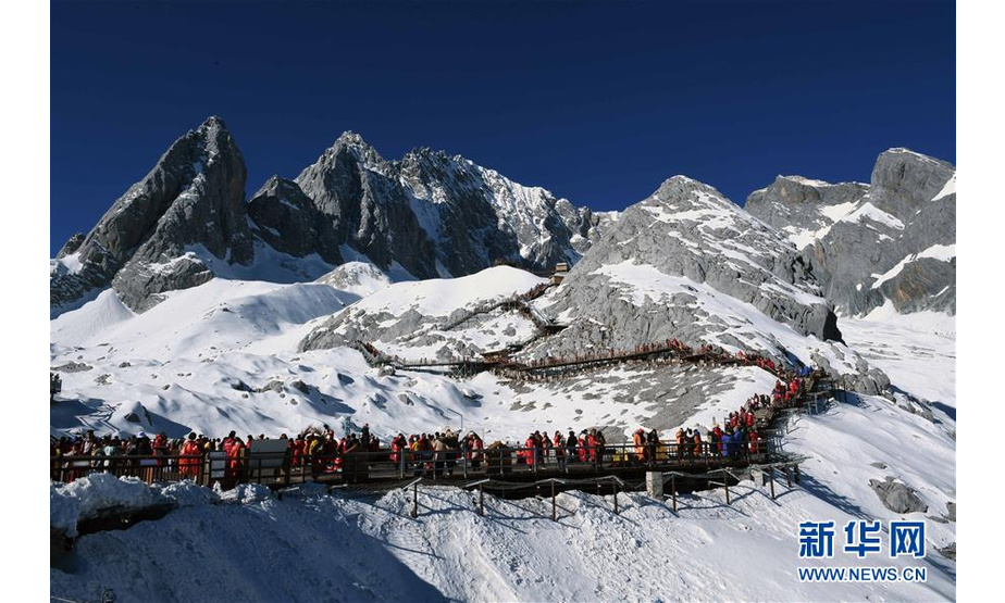 12月10日，人们在玉龙雪山游览观光。

　　冬季，云南省丽江玉龙雪山景色秀美壮观，吸引了众多游客。

　　新华社记者杨宗友摄
