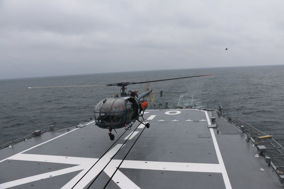 日前，日本海上自卫队和法国海军的护卫舰在日本九州地区西部地区进行联合训练。日本派出DD-104雾雨号驱逐舰，而法国海军啧派出一艘范德米埃尔号护卫舰。在日本巨大的驱逐舰前，法国的护卫舰仿佛袖珍玩具。