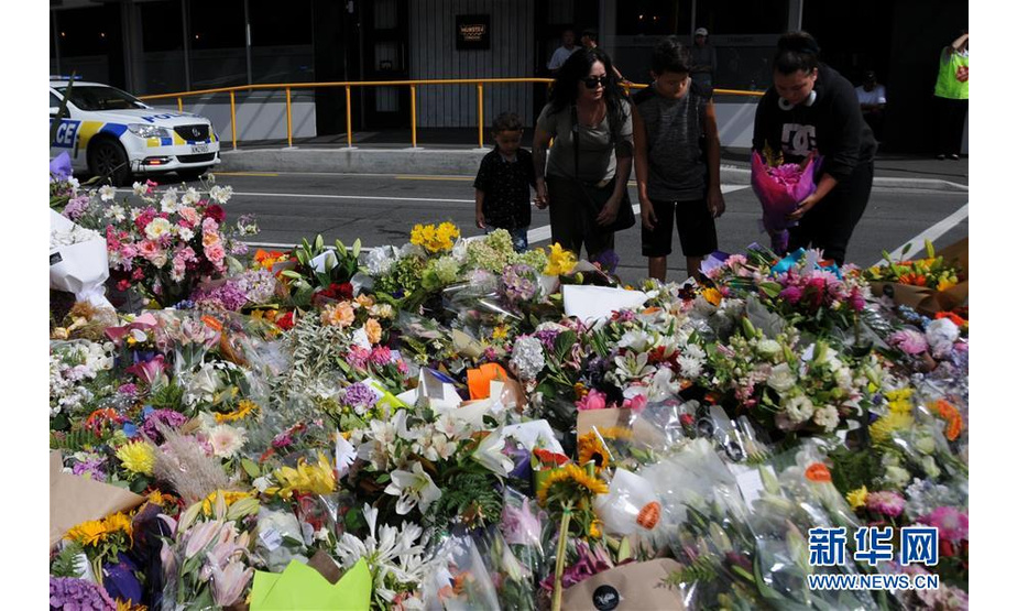 3月16日，在新西兰克赖斯特彻奇，人们悼念枪击案遇难者。 新西兰南岛克赖斯特彻奇市15日发生枪击案，枪手向当地两座清真寺开枪，造成49人死亡、40余人入院接受治疗。 新华社记者 卢怀谦 摄