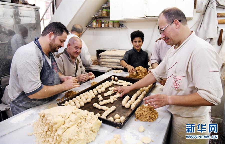 8月8日，在叙利亚大马士革一家糕点店，店员制作“玛阿穆勒”。新华社发（阿马尔·萨法尔贾拉尼摄）