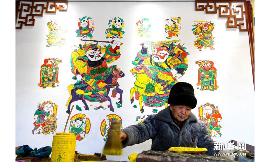 1月19日，开封市朱仙镇的年画艺人在印制木版年画。新华社记者 郝源 摄