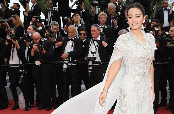 巩俐第十八次出征戛纳 穿白色披风纱裙显霸气从容