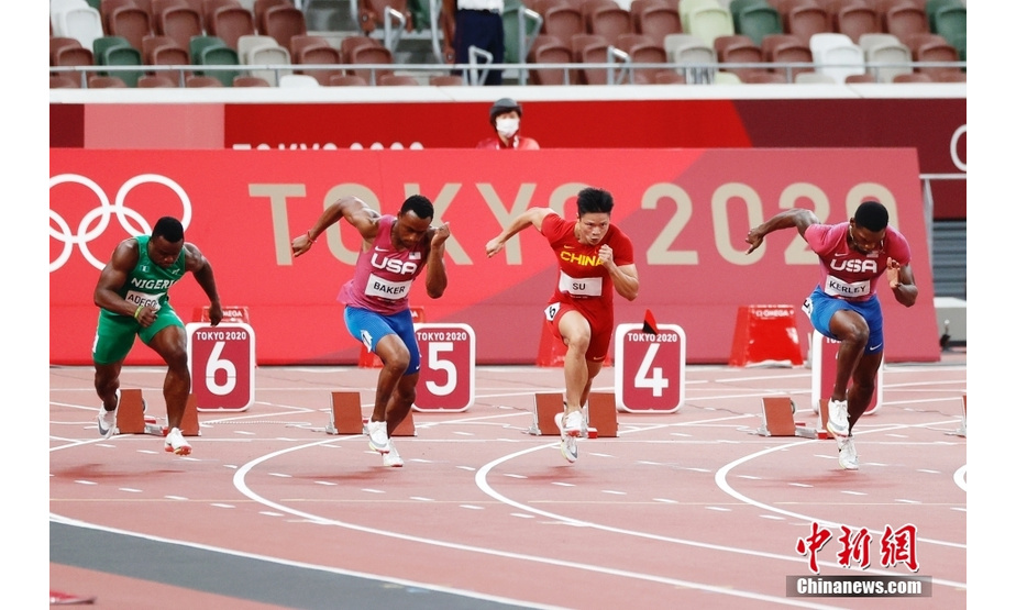 北京时间8月1日晚，在东京奥运会男子百米决赛中，中国选手苏炳添以9.98秒的成绩获得第六名，作为首位闯进奥运男子百米决赛的中国人，他再次创造了历史。图为苏炳添在比赛中。中新社记者 韩海丹 摄