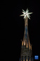 这是12月8日在西班牙巴塞罗那拍摄的圣家堂塔顶之星。<br/><br/>　　西班牙巴塞罗那地标建筑圣家族大教堂（又称圣家堂）上的塔顶之星于11月29日安装，12月8日点亮，标志着教堂建设“封顶”。圣家堂由西班牙著名建筑师高迪设计，从1882年开始修建至今，预计将于2030年竣工。<br/><br/>　　新华社发（胡安·戈萨摄）
