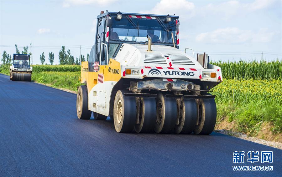 8月15日，在河北省枣强县大营镇南石村，压路机在夯实刚铺好的乡村公路。 近年来，河北省枣强县大力实施城乡道路畅通工程，按照“建好、管好、护好、运营好”要求，积极推进农村公路建设和维护。目前，枣强县公路总里程达1758公里，公路密度达到每百平方公里212公里，给当地老百姓生活带来便利，并带动农产品外销，加快了乡村振兴步伐。 新华社记者 李晓果 摄