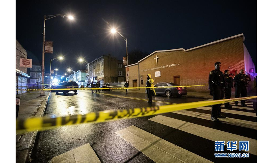 12月10日，警察在美国新泽西州泽西市的枪击交火现场附近警戒。 美国东北部新泽西州泽西市当地时间10日下午发生枪击事件，造成包括两名枪手在内的至少6人死亡。 新华社记者 王迎 摄
