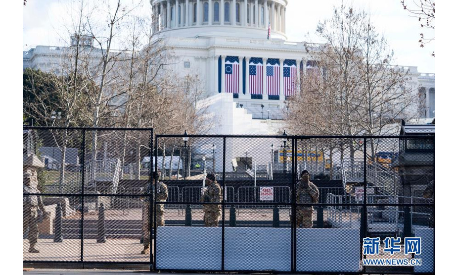 1月13日，在美国首都华盛顿，国民警卫队士兵在国会大厦外警戒。新华社记者 刘杰 摄