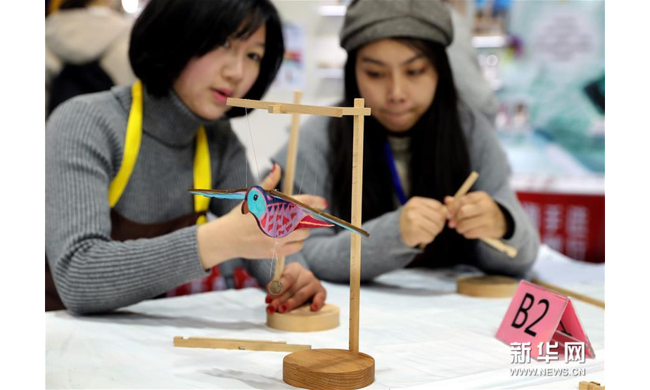 2019年11月29日，以“中国手造，蒸蒸日上”为主题的2019（第五届）上海国际手造博览会在上海世博展览馆开幕。为期三天的展会中，来自国内外的展商将展示刺绣、编织、布艺、造纸、竹艺等80余项手工技艺、设计及辅料等，尤其是生动趣味的工艺展示和体验活动，吸引众多业内人士和手造爱好者参观、参与。L图为11月29日，人们在展会现场体验木制玩具拼插制作。 新华社记者 刘颖 摄