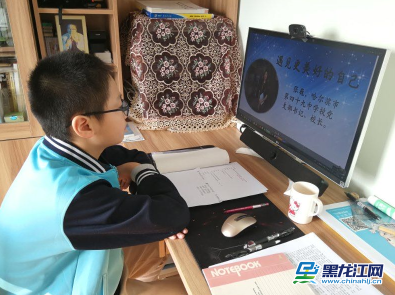 3月2日，黑龙江省春季新学期开学第一天，为维护疫情防控大局、确保广大师生身体健康，全省274万4349名中小学生同时参加线上学习，实现“停课不停学”，这在黑龙江基础教育史上前所未有。图为哈市49中学学生在线学习。