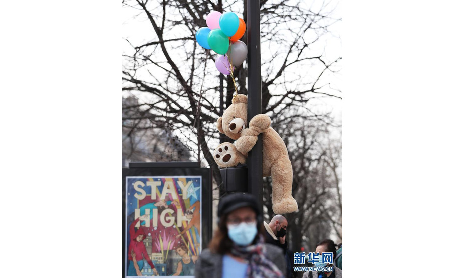 3月3日，人们走过法国巴黎街头一家餐馆外的玩具熊。新华社记者 高静 摄