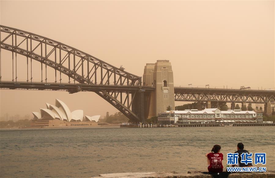 11月12日，烟尘笼罩在澳大利亚悉尼上空。 近日，澳大利亚东部林火继续肆虐，大悉尼地区面临“灾难级”林火威胁。悉尼所在的新南威尔士州州长贝雷吉克利安11日宣布该州进入为期7天的紧急状态。12日，最近的起火点已逼近悉尼城区，林火造成城市上空被大量烟尘笼罩。 新华社记者 白雪飞 摄