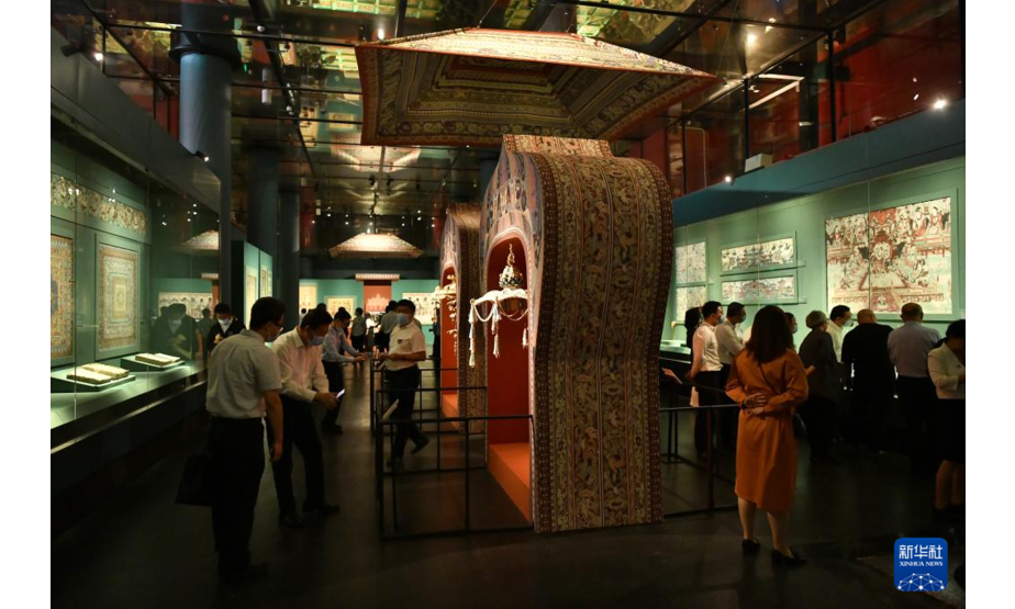 9月17日，参观者在展览的“万象人间”单元参观。