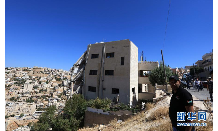 这是8月12日在约旦萨勒特市拍摄的一栋在交火中被损毁的建筑。约旦安全部队11日在首都安曼附近的萨勒特市和小股恐怖分子发生激烈交火，交火已造成3人死亡。 新华社发（穆罕默德·阿布·古什摄）