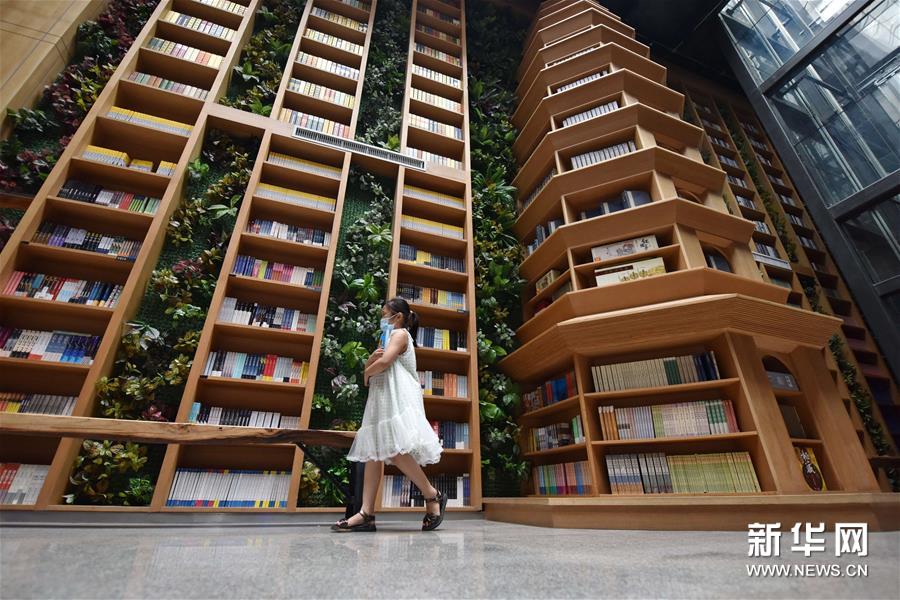 近日，河北省定州市新华书店在做好疫情防控的前提下，开展“乐享图书嘉年华”系列活动，通过举办图书联展、亲子阅读、少儿读物推介等活动，吸引少年儿童走进图书馆，感受书香陪伴的夏天。图为7月5日，在河北省定州市新华书店，一名小朋友从书架前走过。 新华社记者 朱旭东 摄