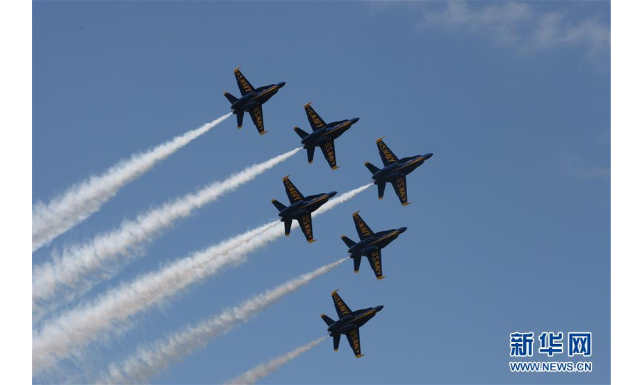 5月23日，在美国马里兰州首府安纳波利斯，美国海军“蓝天使”飞行表演队在美国海军学院上空举行飞行表演。当日，作为美国海军学院毕业周的一项庆祝活动，“蓝天使”飞行表演队在美国海军学院上空进行了约45分钟的特技飞行表演。新华社记者 颜亮摄