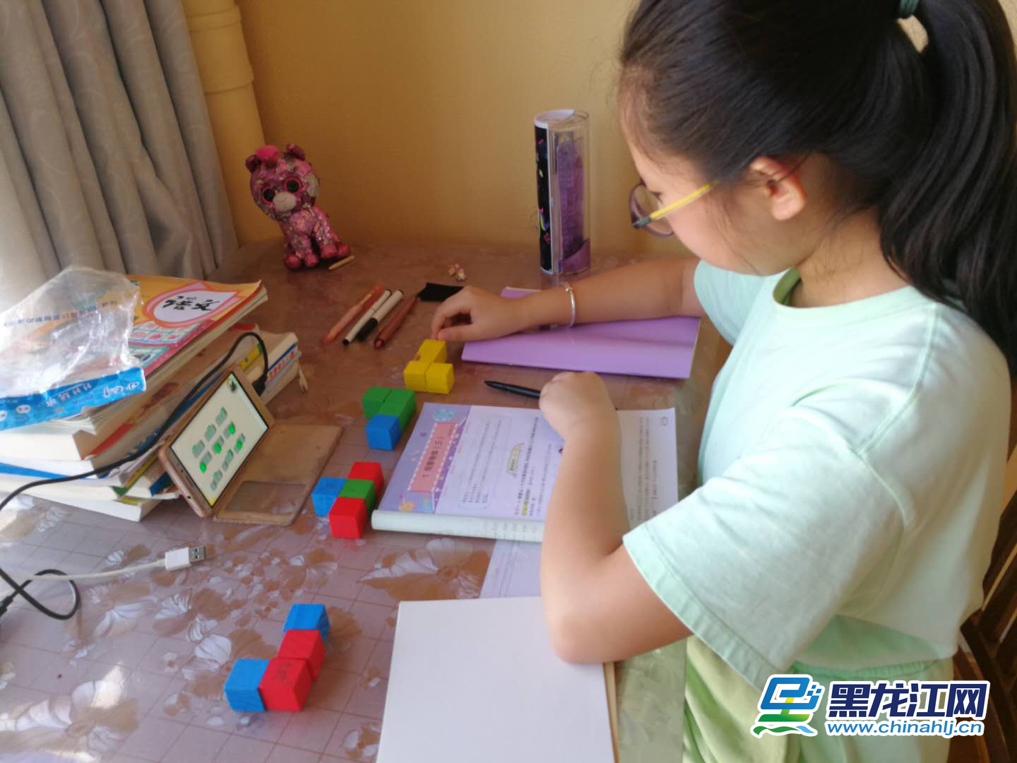 3月2日，黑龙江省春季新学期开学第一天，为维护疫情防控大局、确保广大师生身体健康，全省274万4349名中小学生同时参加线上学习，实现“停课不停学”，这在黑龙江基础教育史上前所未有。图为哈尔滨市新阳路小学学生通过“云课堂”进行学习。