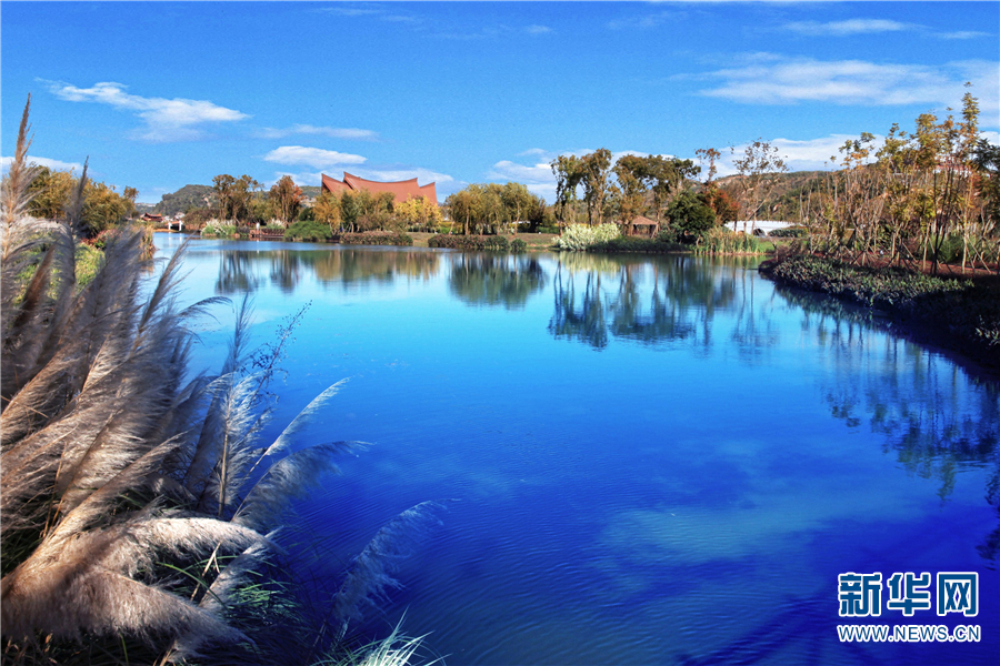 滇池湖畔风光（资料图）。

　　4日，新华大数据基于“新华睿思·城市旅游属性（避暑）评价指标体系”，发布2020 避暑城市榜单。云南昆明荣登榜首，丽江、大理位列第三名和第八名。
