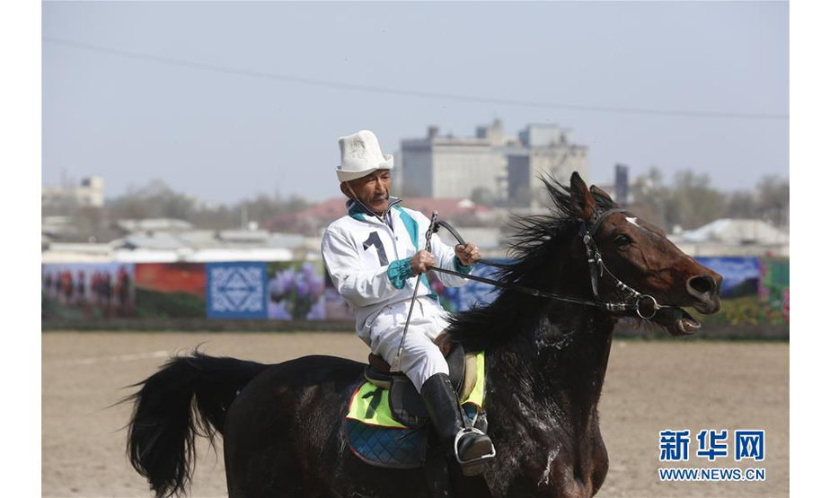 　3月21日，在吉尔吉斯斯坦比什凯克，一名男子赛马庆祝纳乌鲁斯节。 吉尔吉斯斯坦21日在首都比什凯克举行活动庆祝纳乌鲁斯节。纳乌鲁斯节是中亚国家最重要的传统节日之一，标志着春天的到来和新的一年开始。2009年，纳乌鲁斯节被列入联合国教科文组织非物质文化遗产。 新华社发（罗曼 摄）