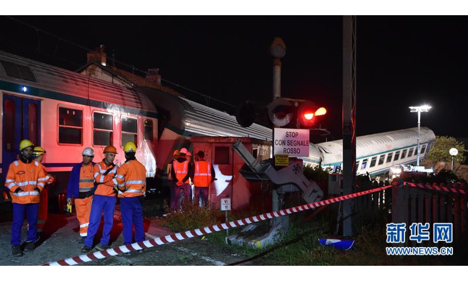5月24日，在意大利西北部皮埃蒙特地区，救援人员在事故现场工作。据意大利消防部门24日公布的信息，23日晚发生在意大利西北部皮埃蒙特地区的火车与货车相撞事故，至少造成2人死亡、23人受伤。新华社发
