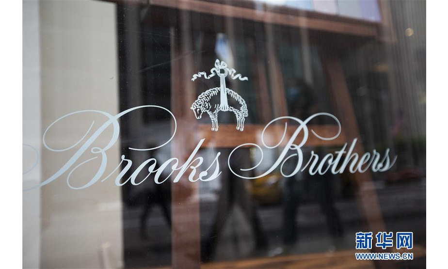 这是7月8日在美国纽约拍摄的一家布克兄弟商店橱窗上的品牌标识。 当日，美国知名服装品牌布克兄弟宣布申请破产保护。 新华社记者 王迎 摄