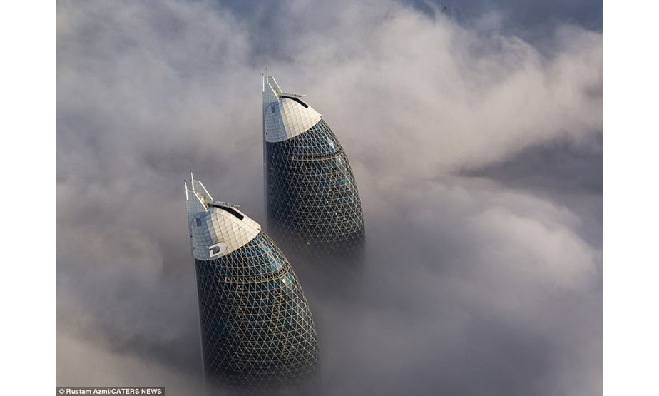迪拜的雾季对于摄影师和游客来说都是非常有吸引力的，因为突破浓雾的高层塔楼会给人一种梦幻般的感受。