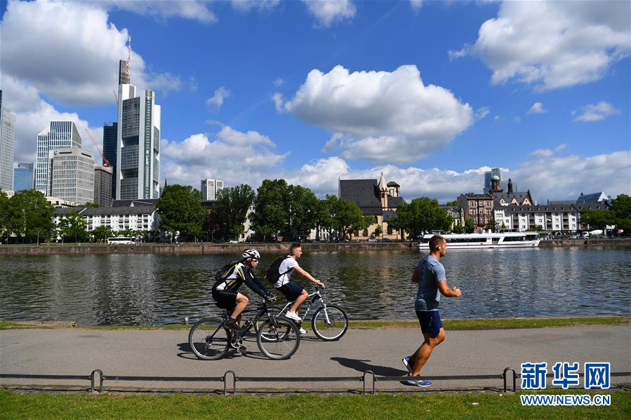 更好的城市，更好的生活。10月31日将迎来第六个“世界城市日”。“世界城市日”是中国政府在联合国推动设立的国际日。在中国倡议下，2013年第68届联合国大会通过决议，决定将每年的10月31日设为“世界城市日”。 从北京到纽约，从法兰克福到惠灵顿，从内罗毕到莫斯科……不断变幻的是城市的风貌，不变的是人们对美好生活的向往和追求。 这是2019年5月31日，在德国法兰克福，人们在美因河畔休闲健身。 新华社记者 逯阳 摄