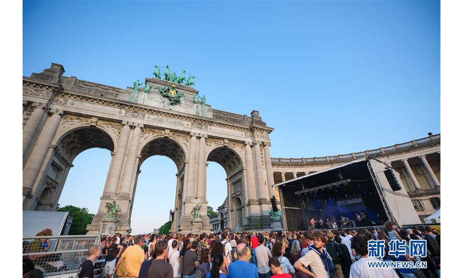 6月22日，在比利时布鲁塞尔五十周年纪念公园，人们在夏至音乐节上欣赏演出。 6月20日至23日，2019年比利时夏至音乐节在布鲁塞尔和瓦隆区上演。夏至音乐节是比利时夏季文化盛事之一，旨在让人们享受音乐。 新华社记者 张铖 摄