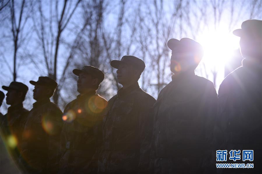 　1月13日，中国国家乒乓球队队员马龙（右三）在训练中。当日，中国国家乒乓球队在北京某军事体育训练中心开始为期一周的军训。新华社发（侯昭康摄）