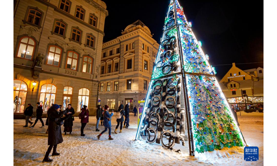 12月1日，人们在拉脱维亚里加欣赏一棵由垃圾组成的圣诞树。新华社发（埃迪斯·帕伦斯摄）