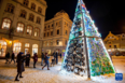 12月1日，人们在拉脱维亚里加欣赏一棵由垃圾组成的圣诞树。新华社发（埃迪斯·帕伦斯摄）