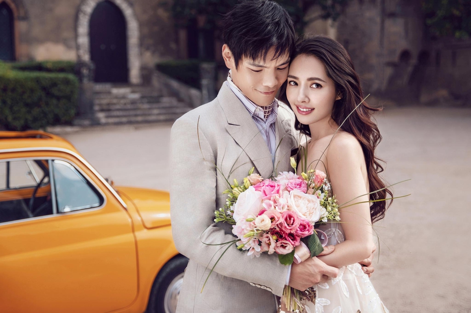 新浪娱乐讯 12日，郭碧婷向佐在微博晒出婚纱照，并配文：“往后余生只有你”，向佐则回应道“往后余生只要你”。照片中，向佐郭碧婷甜蜜依偎，十分幸福。