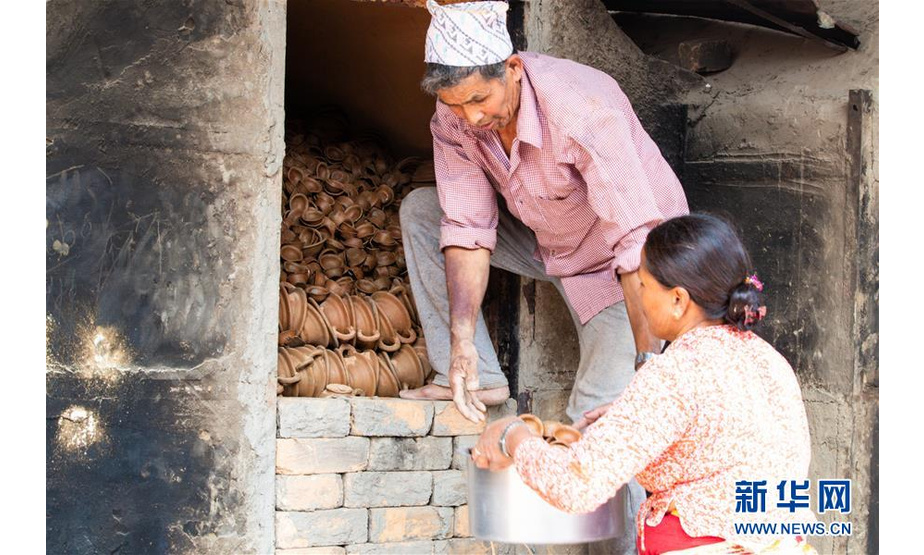 2019年10月9日，工匠们在尼泊尔巴德岗制作陶器。 尼泊尔位于喜马拉雅山南麓，与中国和印度相邻，是一个内陆山国。 新华社记者 张可任 摄