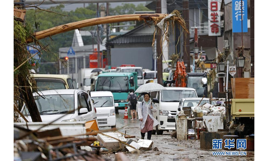 这是7月7日拍摄的日本熊本县人吉市受灾的街道。 受停滞的梅雨锋面影响，日本九州地区北部7日继续遭遇强降雨天气。迄今，九州因暴雨引发的洪水泛滥、山体滑坡造成的死亡人数升至55人，另有13人失踪。 新华社/共同社