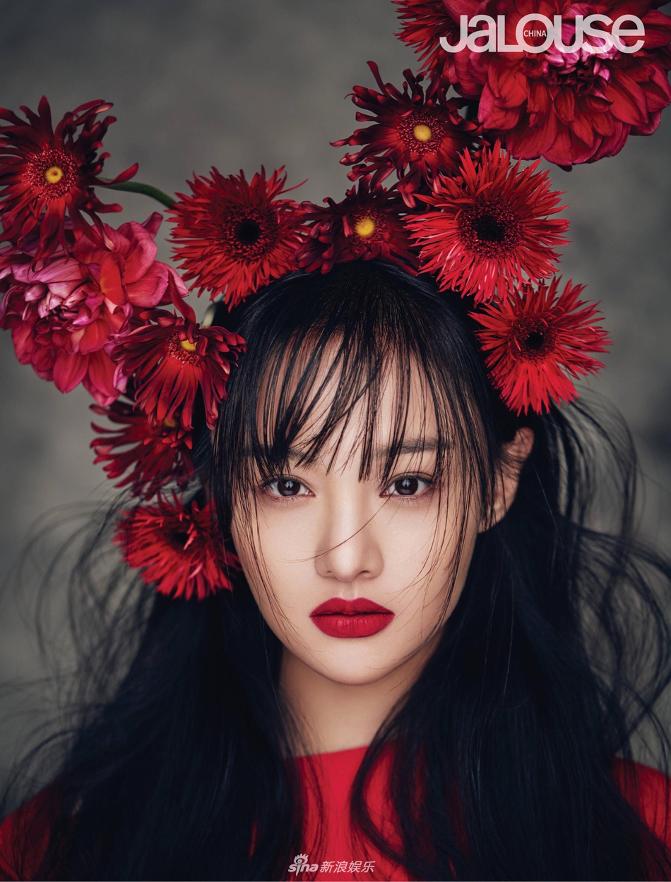 新浪娱乐讯 今日，郑爽最新杂志照曝光，红黄撞色颜料妆尝试大胆，暗黑风烟熏妆搭配黑色披风短裙、皮手套，眼神妩媚，黑色透视裙配合大红色唇妆，披着头纱微微仰头，全新尝试的郑爽太A了。