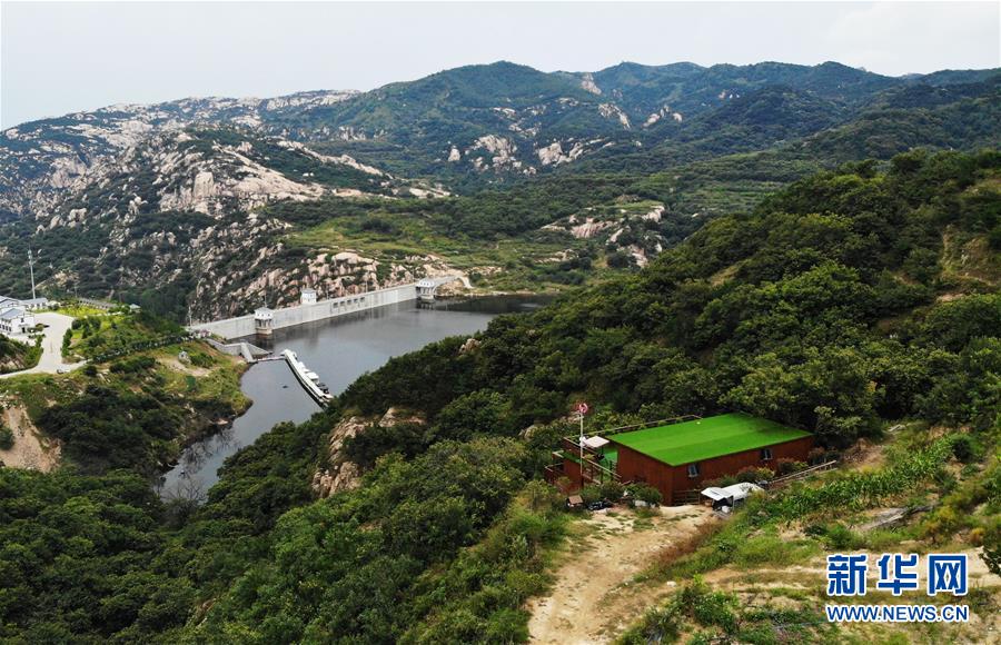 这是日照市五莲县松柏镇王家洼子村高山上的方外·青舍里民宿（9月3日无人机拍摄）。 新华社记者王凯摄