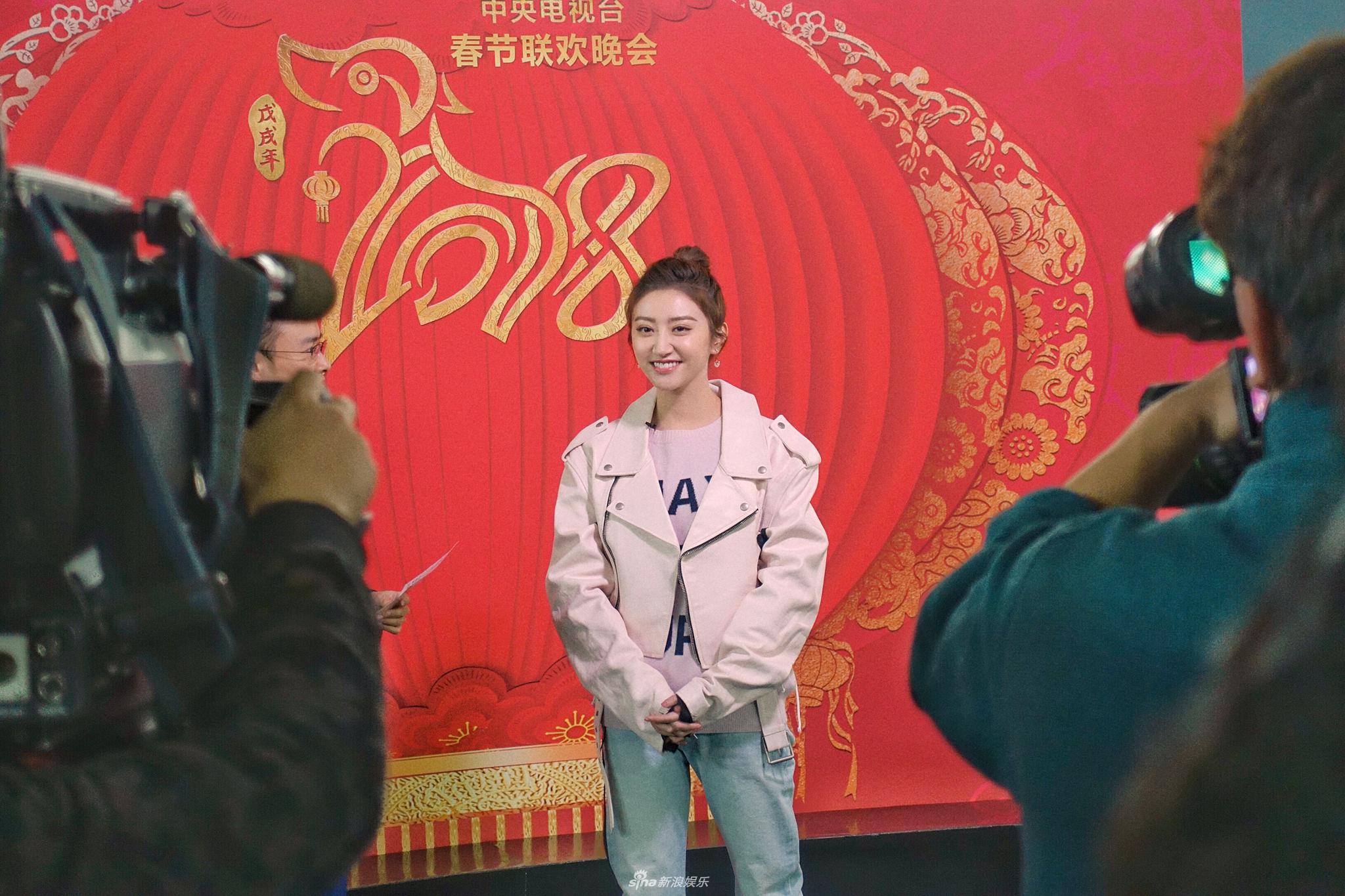 景甜现身央视春晚联排 粉色外套配丸子头青春