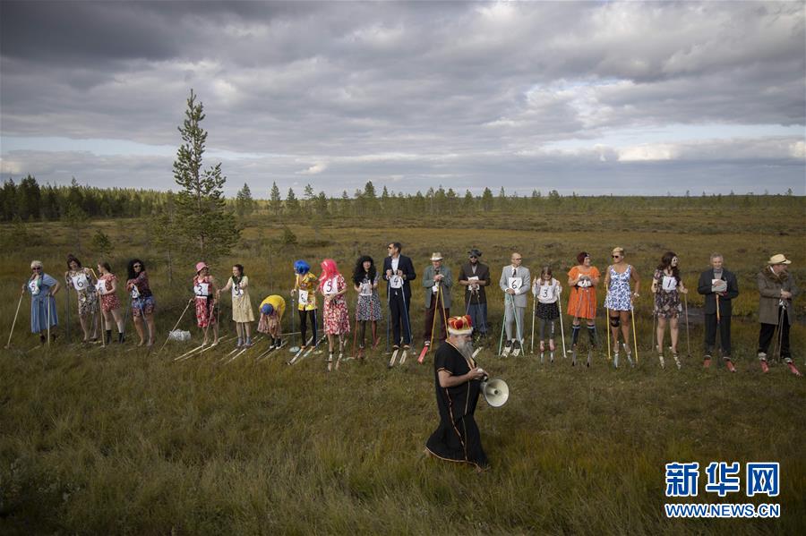 8月10日，在芬兰北部的普达斯耶尔维，人们参加“花裙高跟鞋 滑越沼泽地”趣味赛事。 在芬兰北部的普达斯耶尔维举行的“花裙高跟鞋 滑越沼泽地”趣味赛事已有14年的历史，参赛者要穿着花裙和高跟鞋，脚踩滑雪板滑行穿过30米的沼泽地带。相对于冬天在雪地上滑雪，夏日里在沼泽地滑行需要耗费更多的体力并掌握更多技巧，参与者也从中享受到了别样的乐趣。 新华社发（马蒂·马蒂凯宁摄）