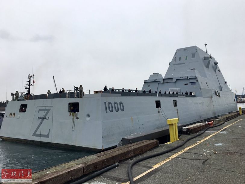 舰艉角度拍摄的“朱姆沃尔特”号隐身驱逐舰，可见舰艉的1000舷号，以及“朱姆沃尔特”号舰名。
