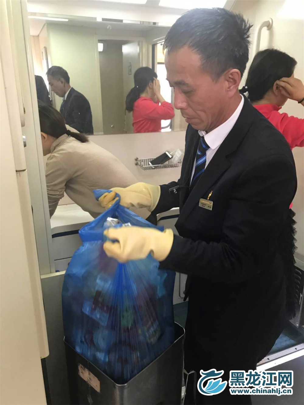 收垃圾其实也是份体力活。  宋菲 摄