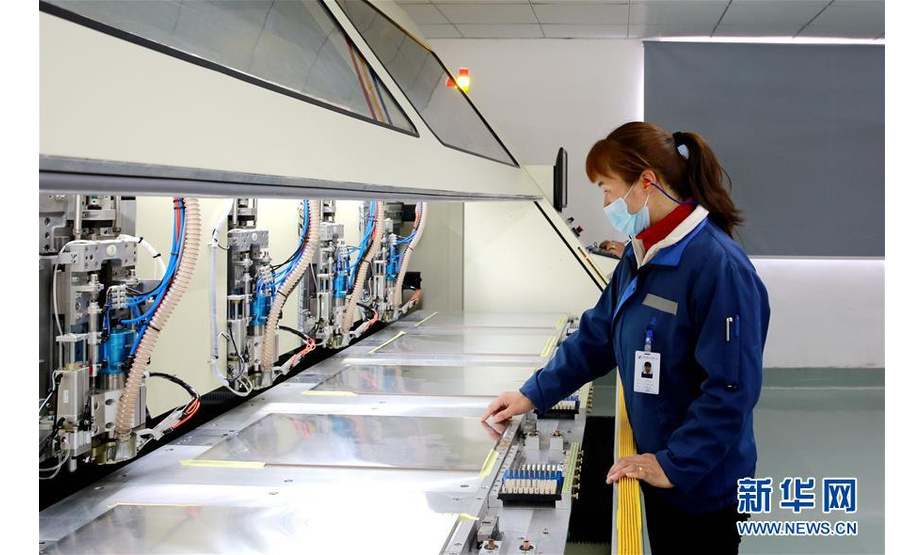 2月14日，江西省吉安市吉水县工业园区一家电子有限公司，工人在自动化生产线上监控生产。  新华社发（廖敏 摄）