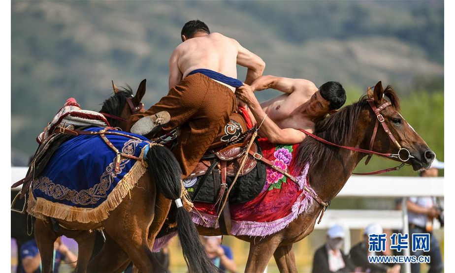 7月15日，新疆队骑手表演马上角力。 当日，在内蒙古呼和浩特市举办的第十一届全国少数民族传统体育运动会马上项目进入第四个比赛日。 新华社记者彭源摄
