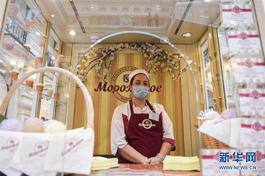 6月1日，在俄罗斯首都莫斯科，售货员在古姆百货商场工作。 新华社发（叶甫盖尼·西尼岑摄）