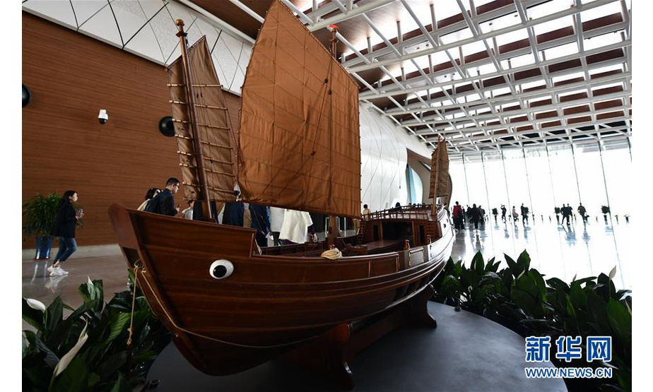 4月25日拍摄的国家海洋博物馆内部一景。坐落于天津滨海新区中新生态城滨海旅游区的国家级综合性海洋博物馆，将于5月1日试运行。试运行期间，国家海洋博物馆将首批开放“远古海洋”“今日海洋”“发现之旅”和“龙的时代”四个展厅，展示面积共7000余平方米。 新华社记者 李然 摄