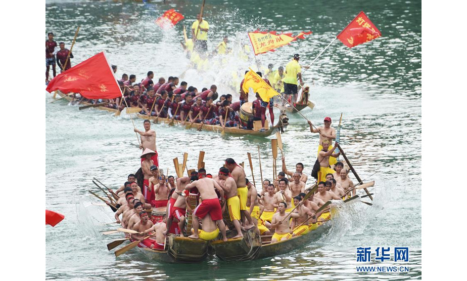 6月5日，人们在贵州省铜仁市碧江区锦江河上参加龙舟巡游活动。 新华社发（龙元彬摄）