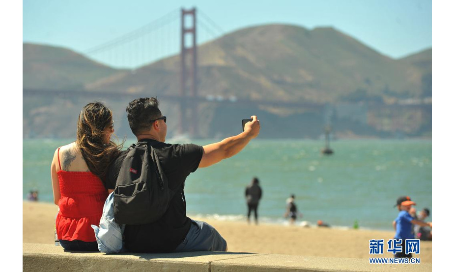 6月15日，人们在美国加利福尼亚州旧金山金门大桥附近的海边休闲。

　　美国加州于6月15日解除防疫等级限制的相关规定，全面恢复开放经济活动。

　　新华社发（刘艺霖摄）
