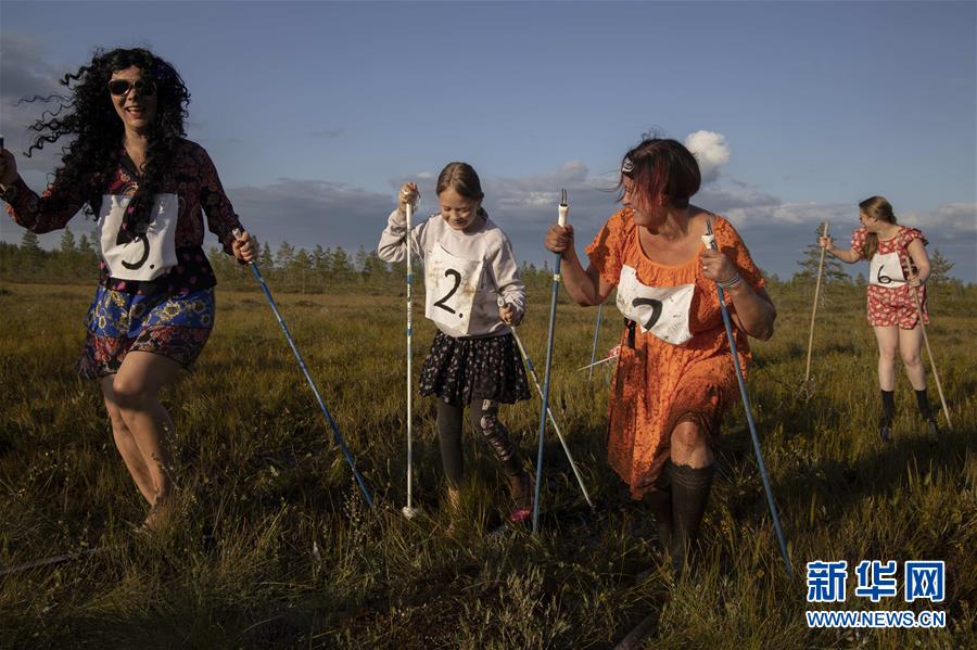 8月10日，在芬兰北部的普达斯耶尔维，人们参加“花裙高跟鞋 滑越沼泽地”趣味赛事。 在芬兰北部的普达斯耶尔维举行的“花裙高跟鞋 滑越沼泽地”趣味赛事已有14年的历史，参赛者要穿着花裙和高跟鞋，脚踩滑雪板滑行穿过30米的沼泽地带。相对于冬天在雪地上滑雪，夏日里在沼泽地滑行需要耗费更多的体力并掌握更多技巧，参与者也从中享受到了别样的乐趣。 新华社发（马蒂·马蒂凯宁摄）