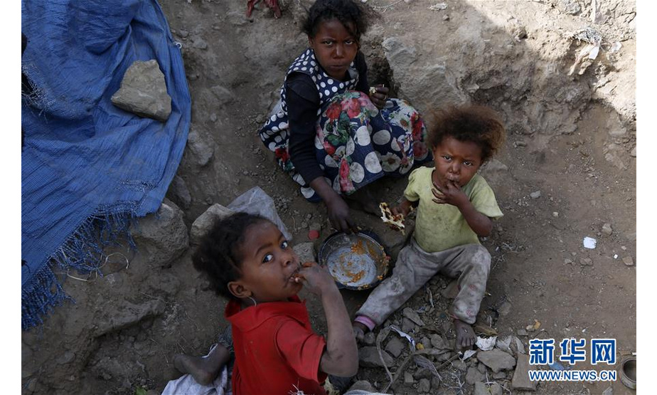 7月22日，在也门萨那郊区一座流离失所者居住的营地内，孩子们在吃早饭。 据联合国数据表明，也门内战爆发四年多来已迫使约330万人流离失所，也门人口的80%、即超过2400万人需要人道主义援助，其中约1000万人面临严重食品短缺。 新华社发（穆罕默德 摄）
